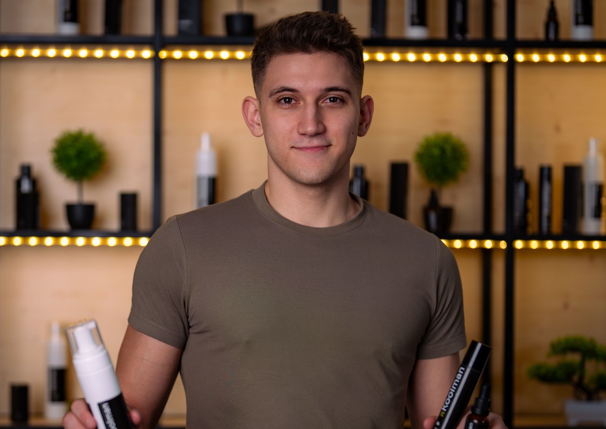 Tomáš Palas s produkty pánské kosmetiky Koolman