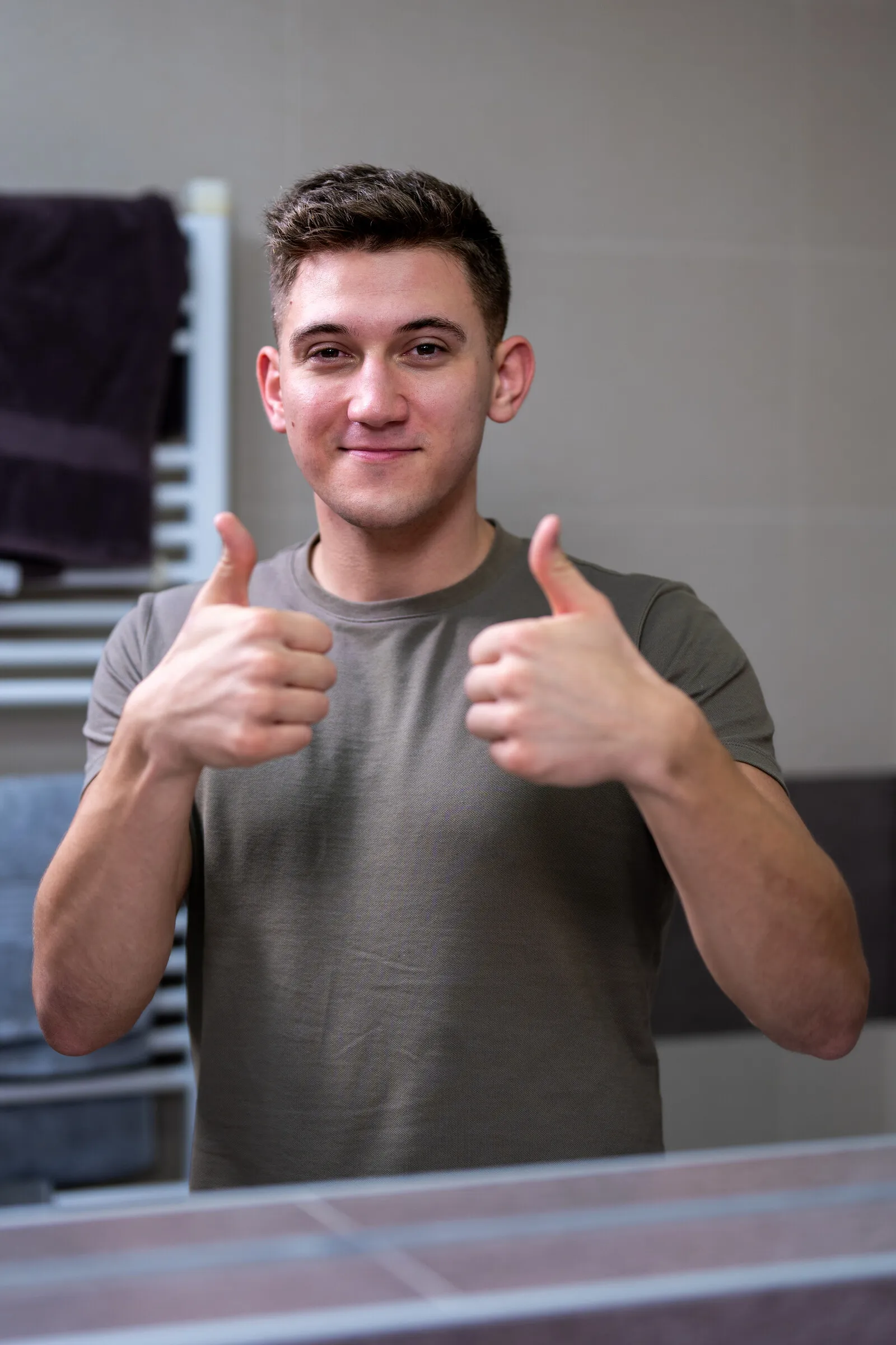 Tomáš Palas při každodenní péči o pleť