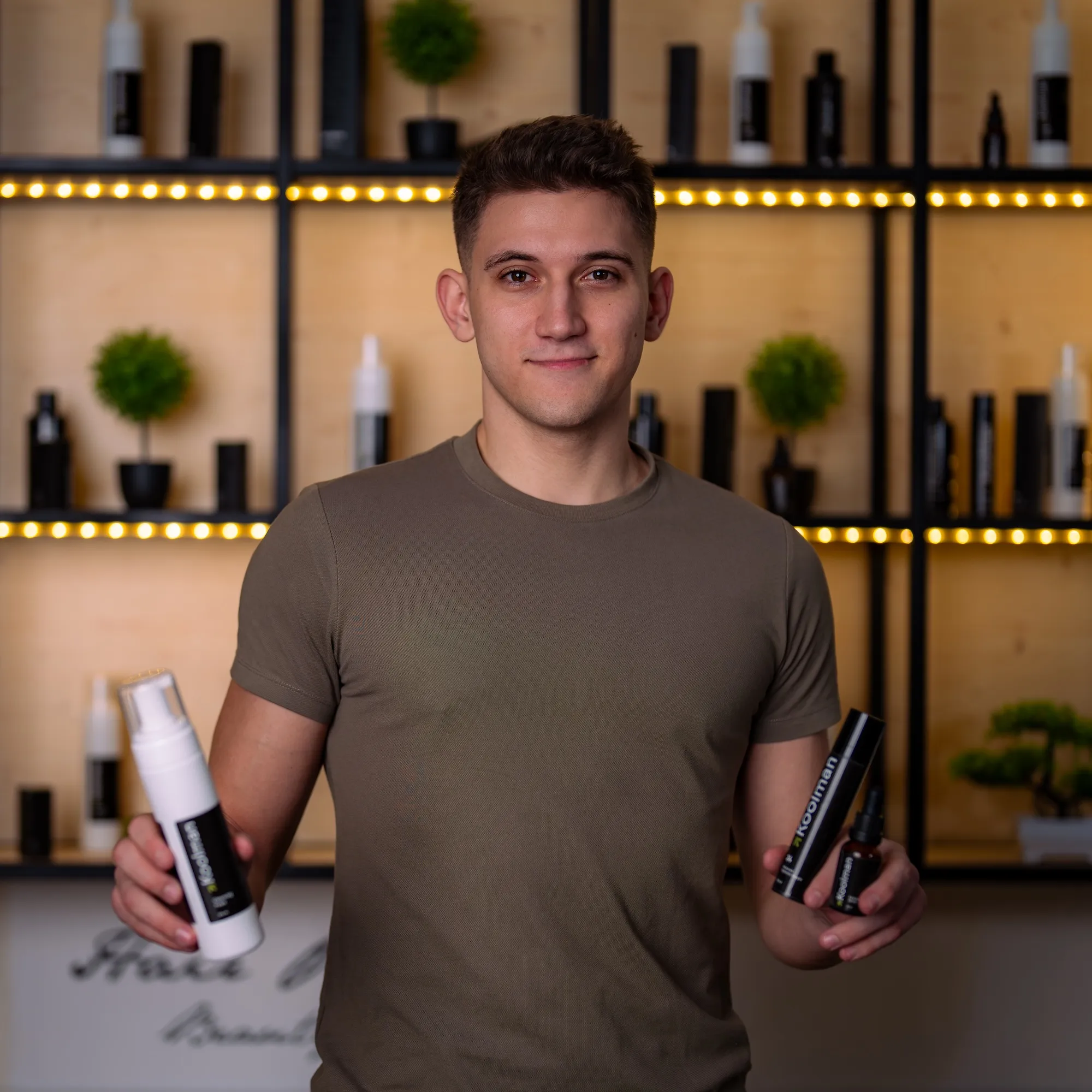 Portrét Tomáše Palase s produkty značky Koolman
